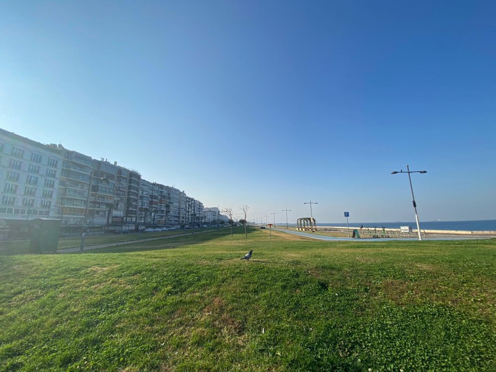 Kısıtlamanın son gününde İzmir'in boş meydanları havadan görüntülendi