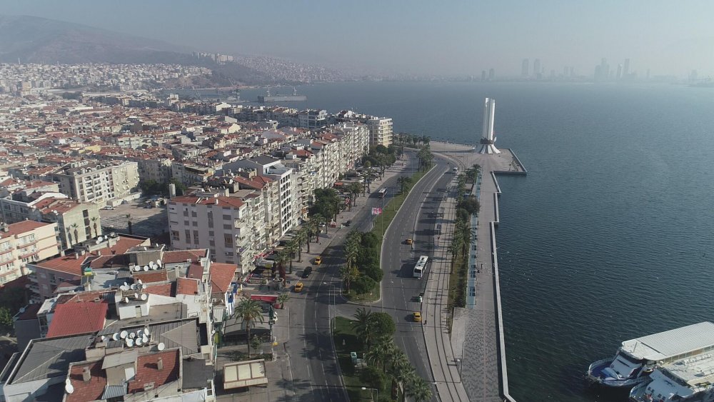 Kısıtlamanın son gününde İzmir'in boş meydanları havadan görüntülendi