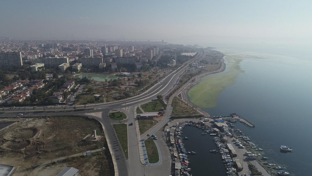 Kısıtlamanın son gününde İzmir'in boş meydanları havadan görüntülendi