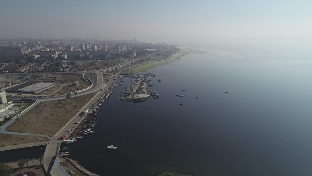 Kısıtlamanın son gününde İzmir'in boş meydanları havadan görüntülendi