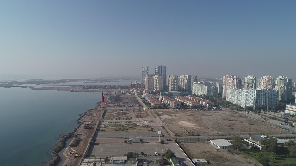 Kısıtlamanın son gününde İzmir'in boş meydanları havadan görüntülendi