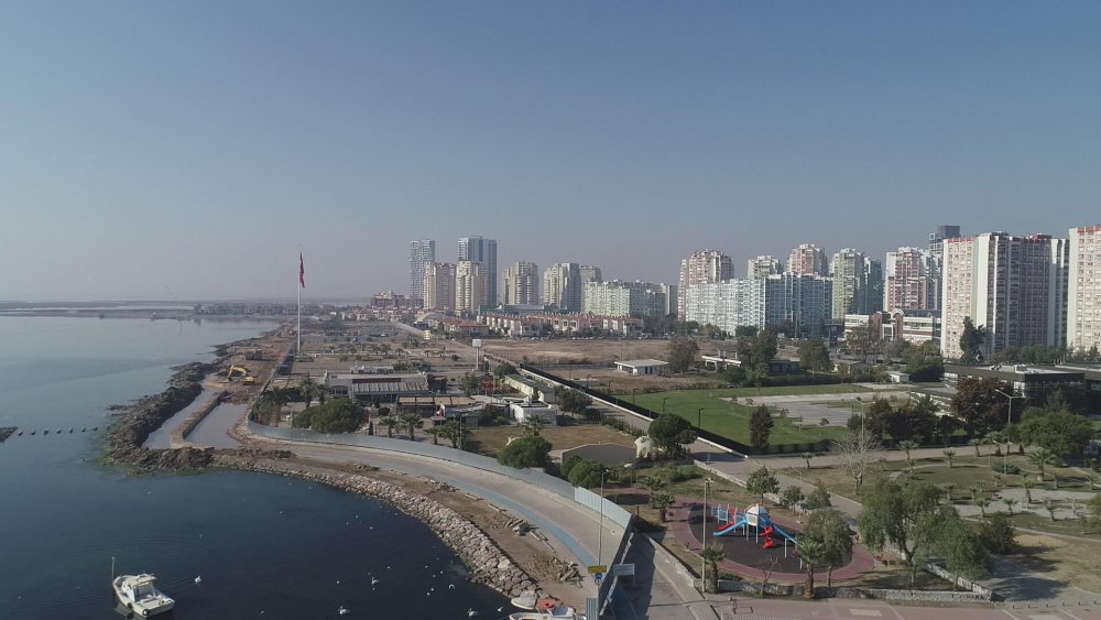 Kısıtlamanın son gününde İzmir'in boş meydanları havadan görüntülendi
