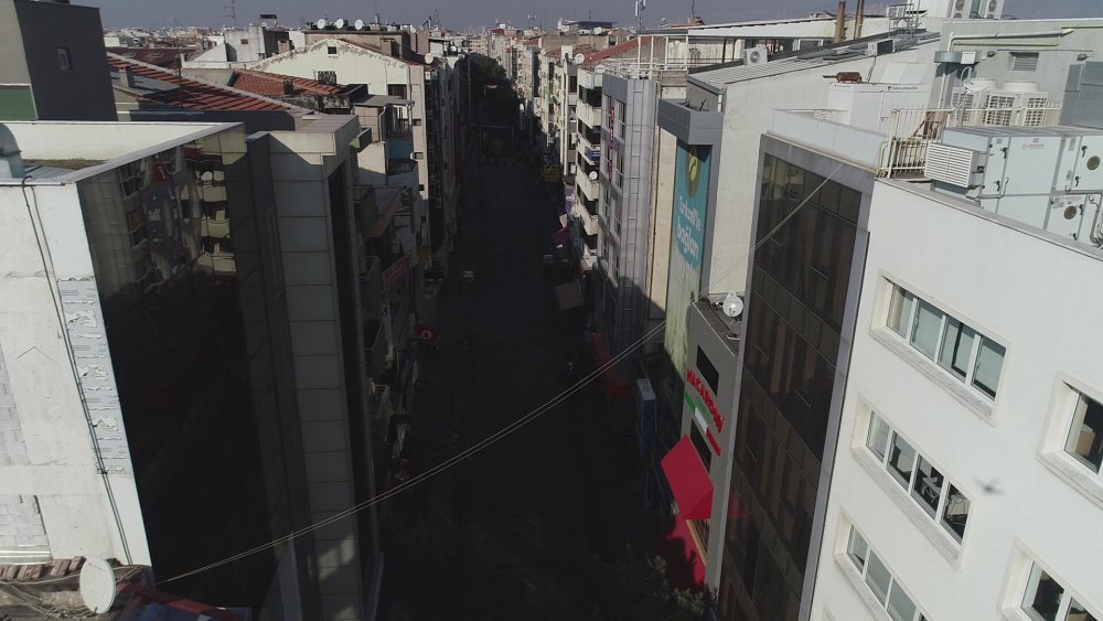 Kısıtlamanın son gününde İzmir'in boş meydanları havadan görüntülendi