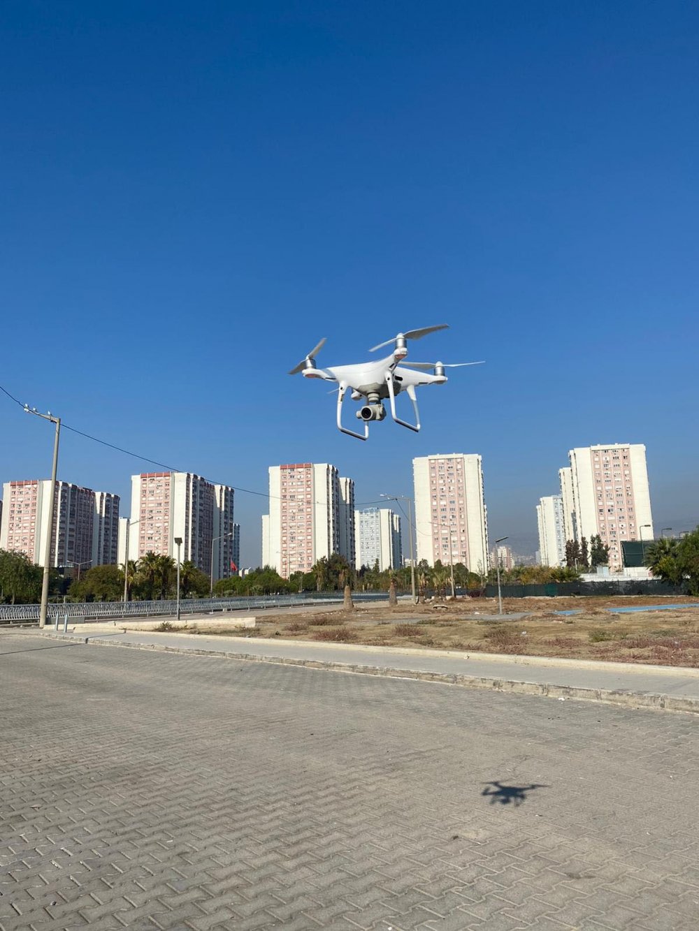 Kısıtlamanın son gününde İzmir'in boş meydanları havadan görüntülendi
