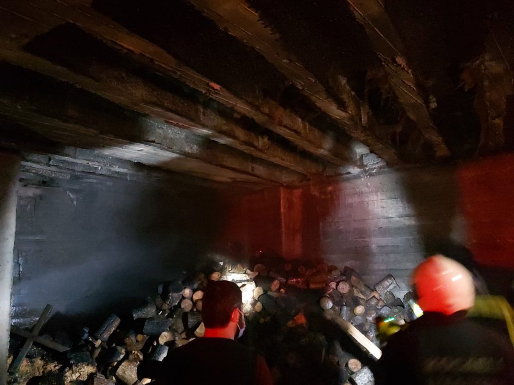 Kısıtlamaya rağmen yangını izlediler, sosyal mesafeye uymadılar