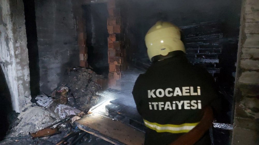 Kısıtlamaya rağmen yangını izlediler, sosyal mesafeye uymadılar
