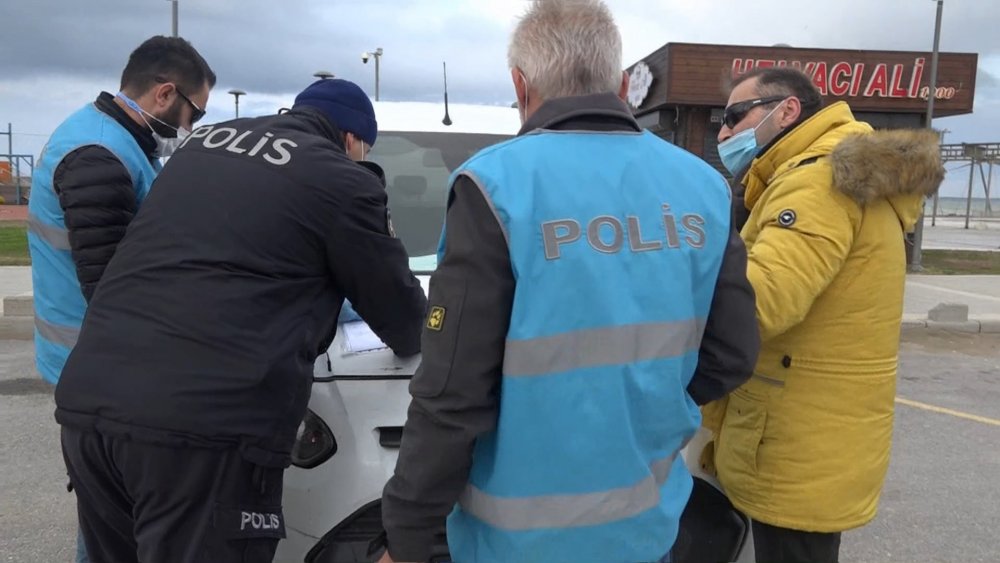 Kısıtlamayı ihlal eden sürücü, polislerin ateşini ölçmek isteyip, kimlik sordu