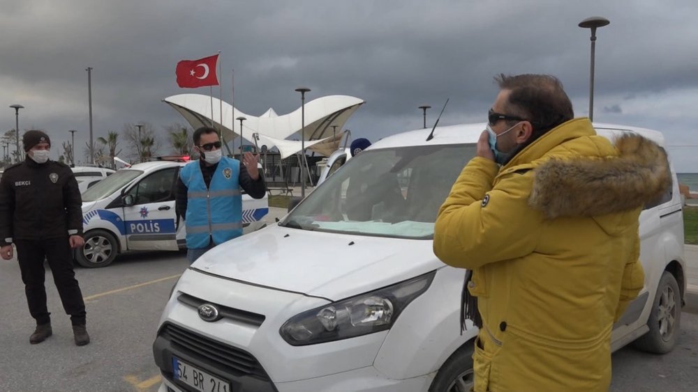 Kısıtlamayı ihlal eden sürücü, polislerin ateşini ölçmek isteyip, kimlik sordu