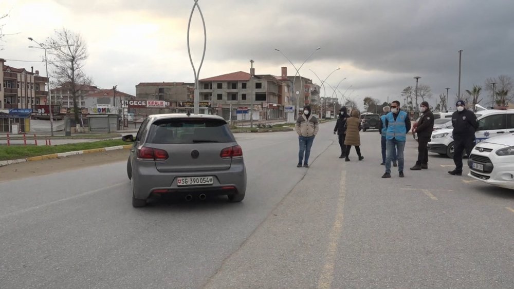 Kısıtlamayı ihlal eden sürücü, polislerin ateşini ölçmek isteyip, kimlik sordu