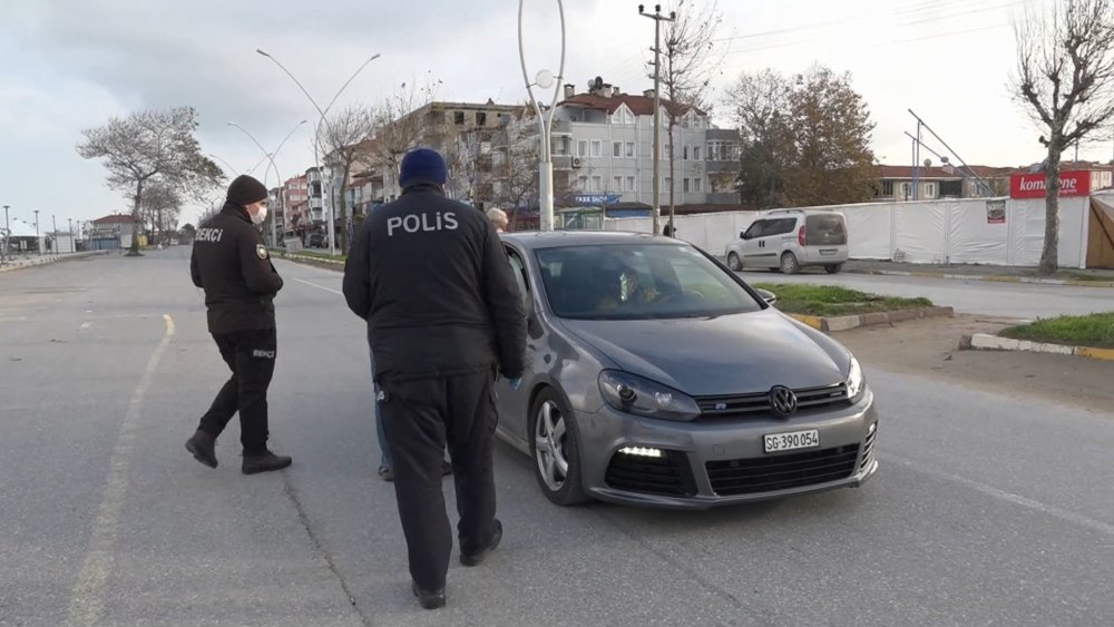 Kısıtlamayı ihlal eden sürücü, polislerin ateşini ölçmek isteyip, kimlik sordu