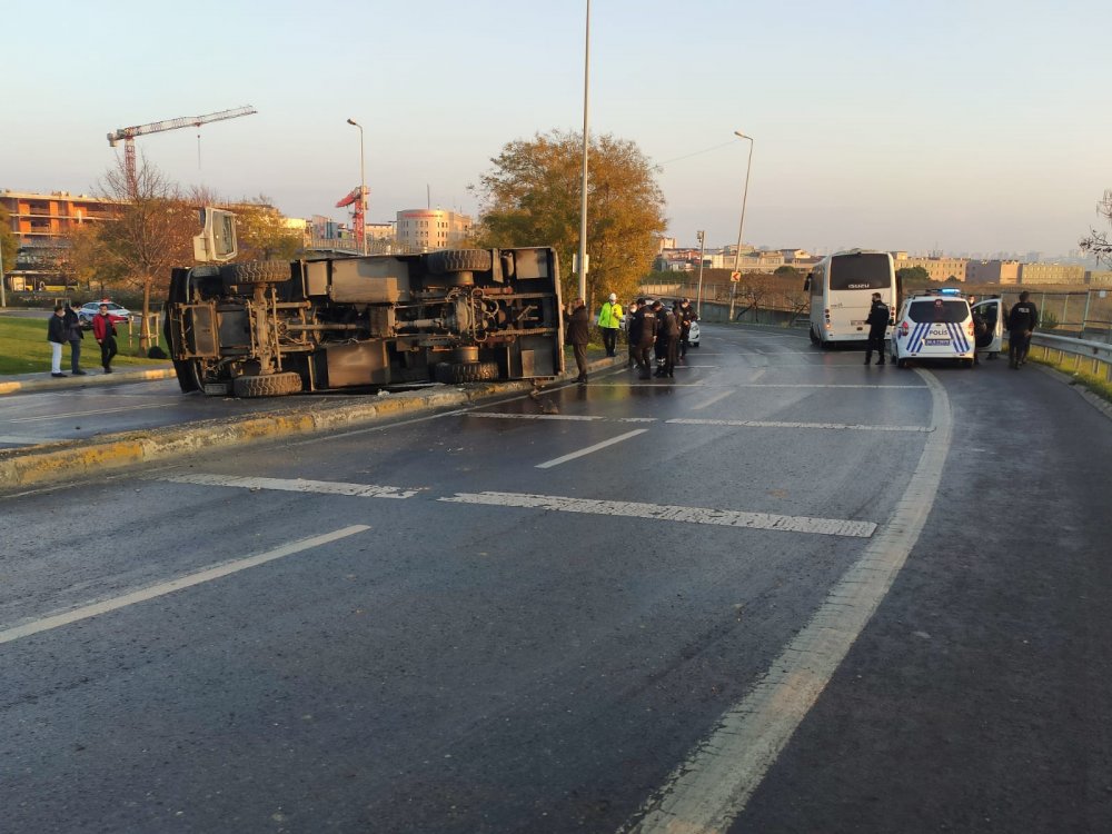 Küçükçekmece D-100'de TOMA devrildi-1