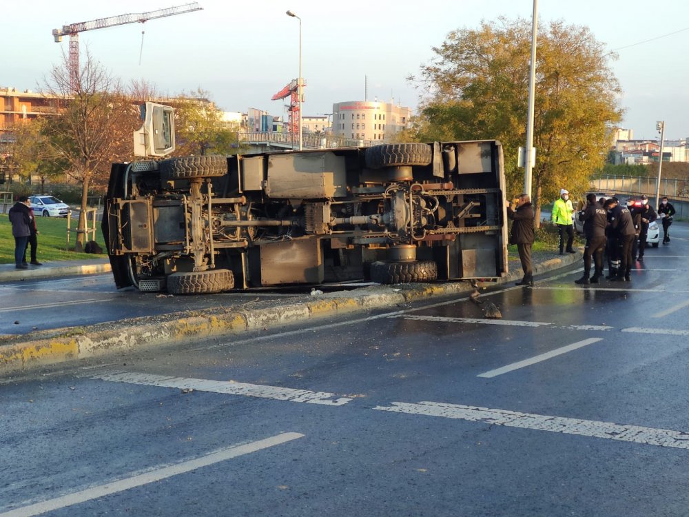 Küçükçekmece D-100'de TOMA devrildi-1