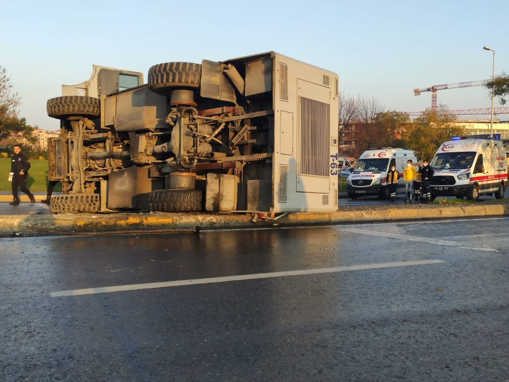 Küçükçekmece D-100'de TOMA devrildi-1