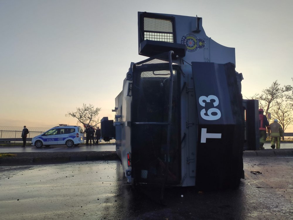 Küçükçekmece D-100'de TOMA devrildi-1