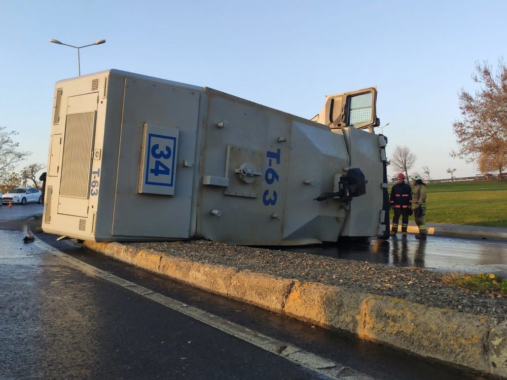 Küçükçekmece D-100'de TOMA devrildi-1