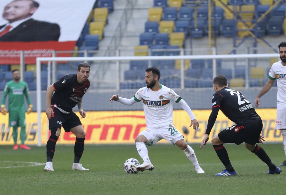 Ligdeki ilk mağlubiyetini alan Alanyaspor, gözünü Göztepe maçına çevirdi
