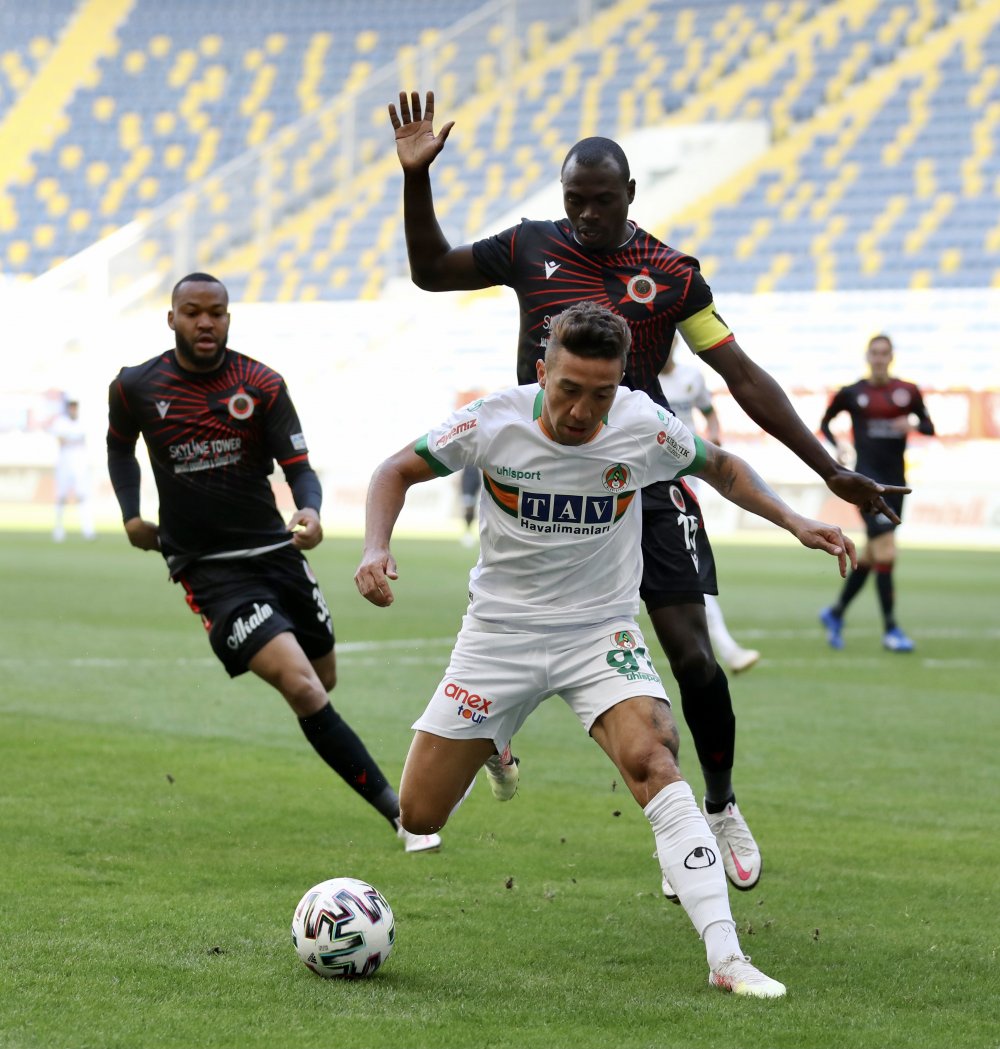 Ligdeki ilk mağlubiyetini alan Alanyaspor, gözünü Göztepe maçına çevirdi