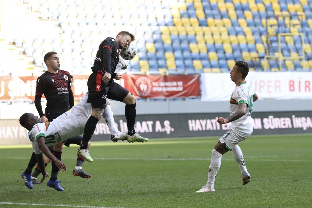 Ligdeki ilk mağlubiyetini alan Alanyaspor, gözünü Göztepe maçına çevirdi