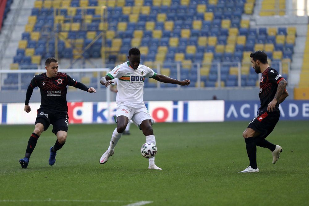 Ligdeki ilk mağlubiyetini alan Alanyaspor, gözünü Göztepe maçına çevirdi