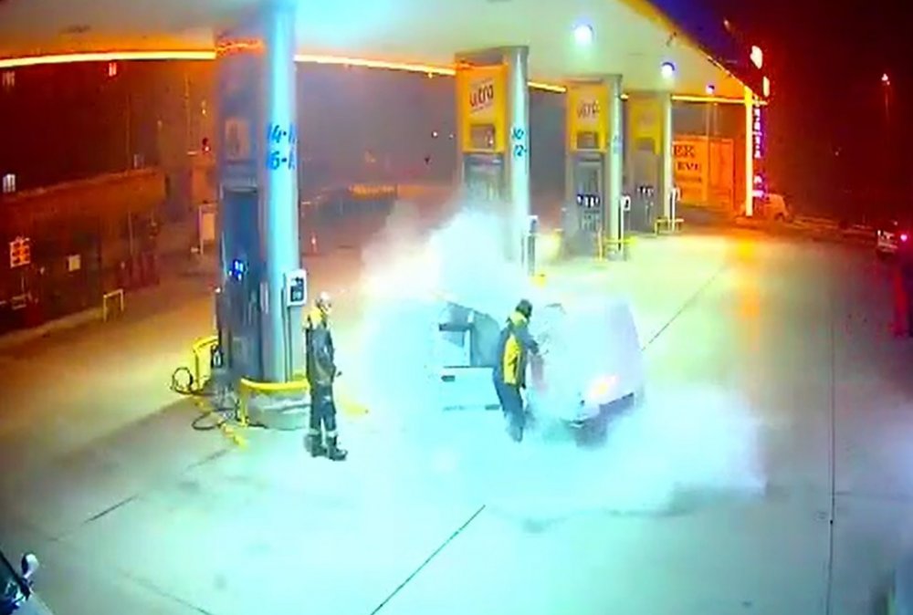 Otomobil akaryakıt istasyonunda alev aldı, panik anları kamerada