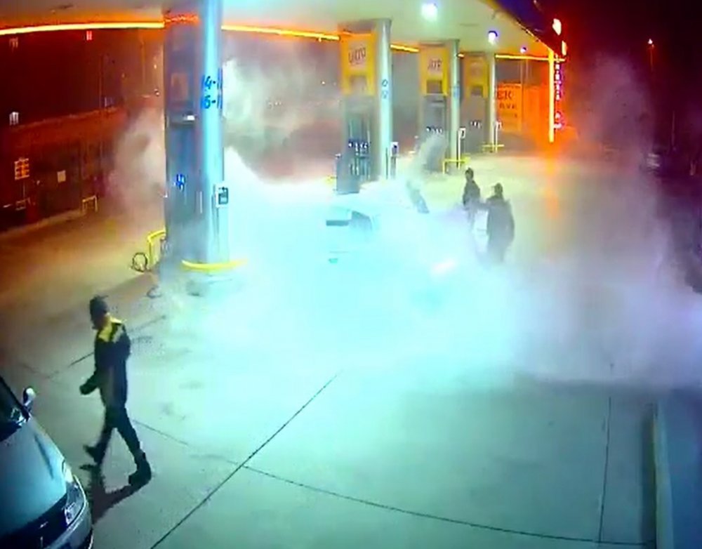 Otomobil akaryakıt istasyonunda alev aldı, panik anları kamerada