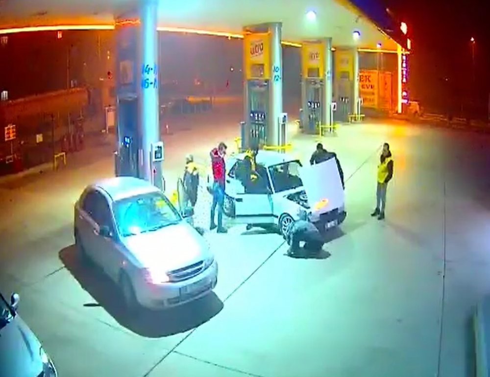 Otomobil akaryakıt istasyonunda alev aldı, panik anları kamerada