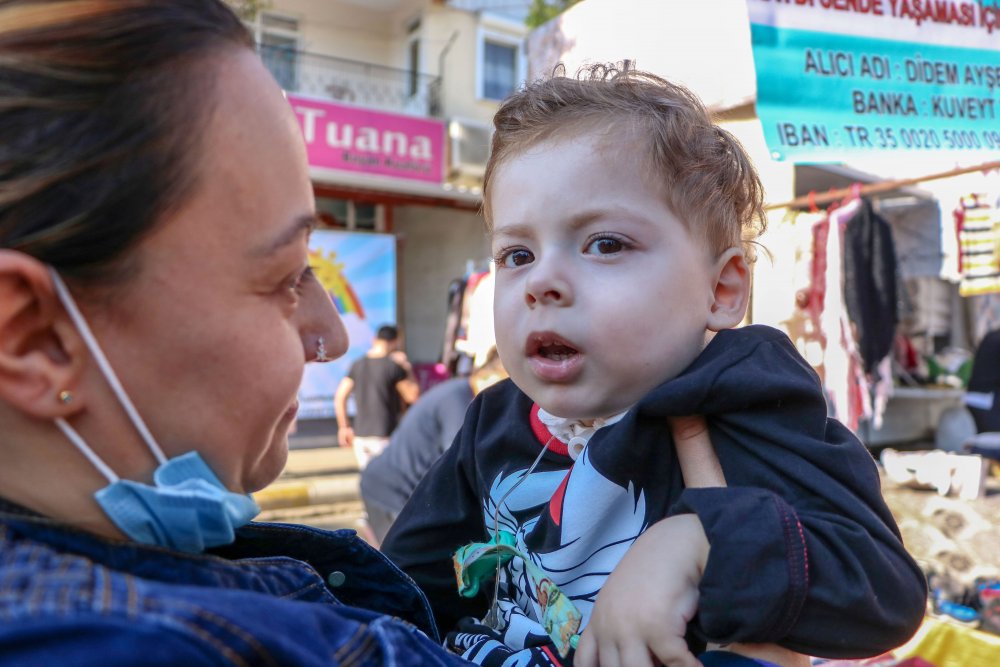 SMA'lı oğlunun tedavi masrafı için pazarda satış yapıyor