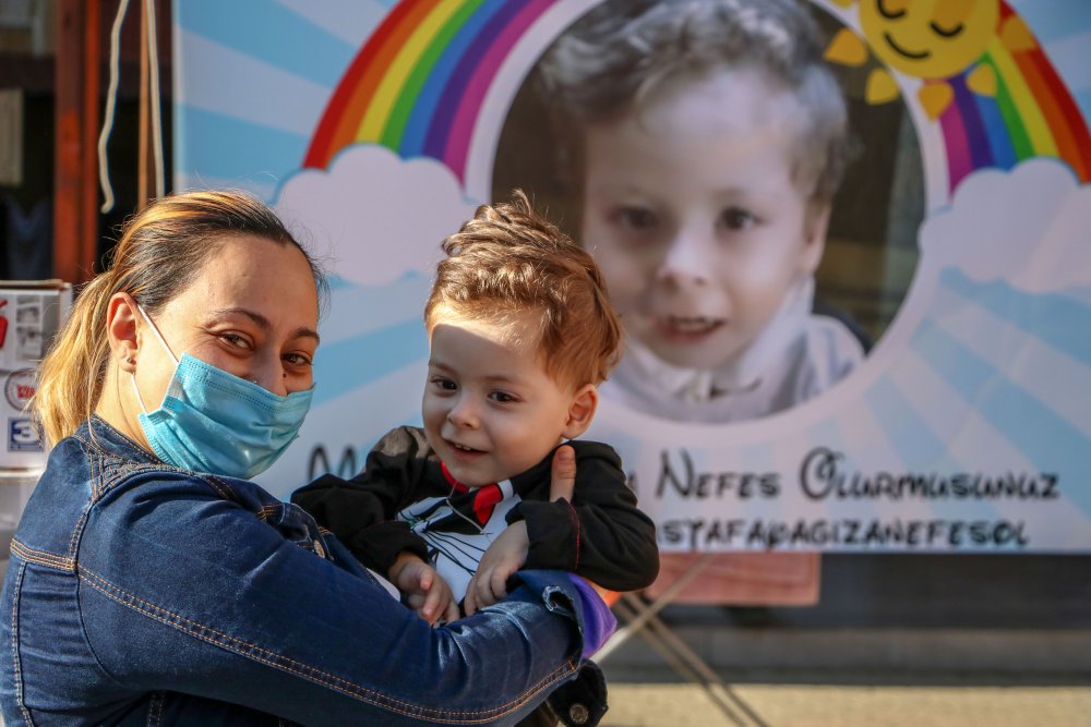 SMA'lı oğlunun tedavi masrafı için pazarda satış yapıyor