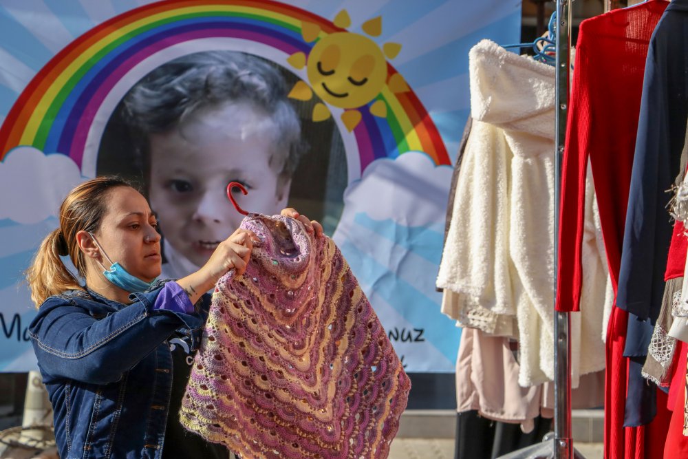 SMA'lı oğlunun tedavi masrafı için pazarda satış yapıyor