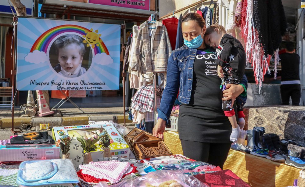 SMA'lı oğlunun tedavi masrafı için pazarda satış yapıyor