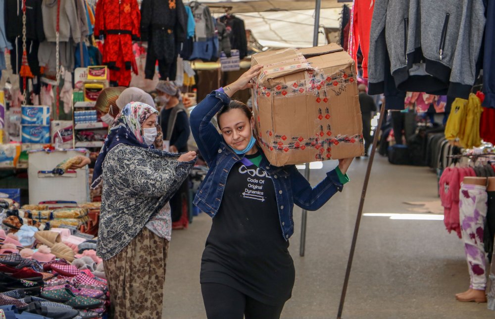 SMA'lı oğlunun tedavi masrafı için pazarda satış yapıyor
