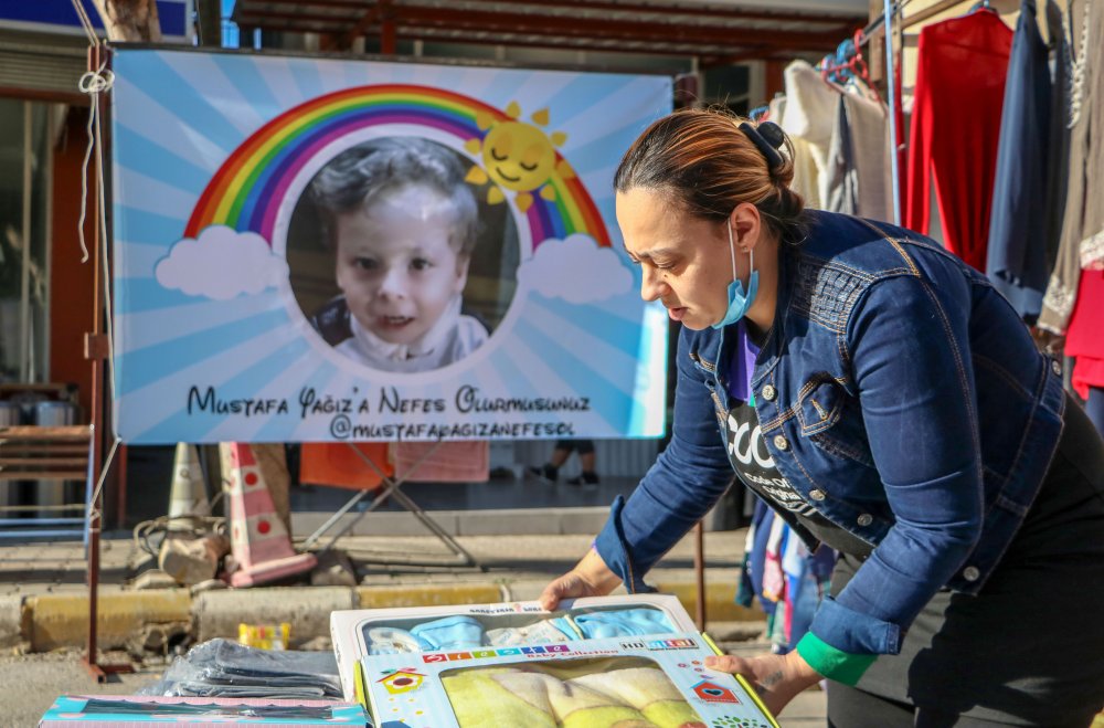 SMA'lı oğlunun tedavi masrafı için pazarda satış yapıyor