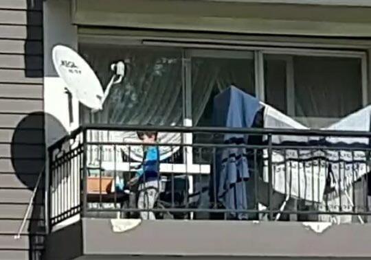 Sokağa çıkamayan çocukların balkondan oyun arkadaşlığı