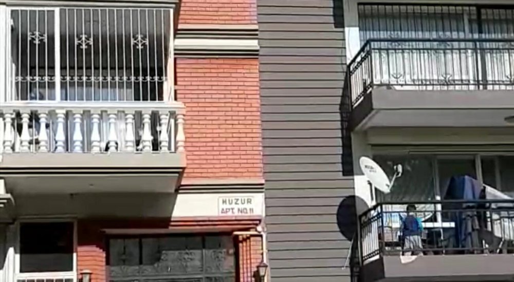 Sokağa çıkamayan çocukların balkondan oyun arkadaşlığı