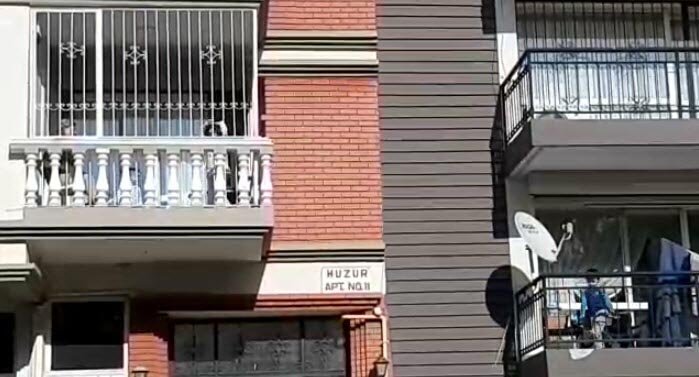 Sokağa çıkamayan çocukların balkondan oyun arkadaşlığı