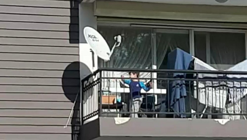 Sokağa çıkamayan çocukların balkondan oyun arkadaşlığı