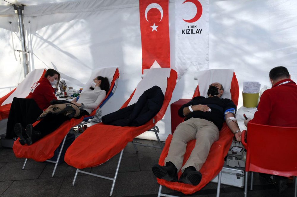Sokağa çıkma kısıtlaması ve koronavirüs korkusu, kan vermelerine engel olamadı