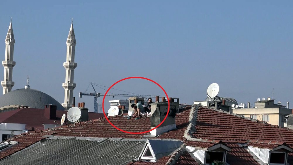 Sokağa çıkma yasağında çatıya çıktılar