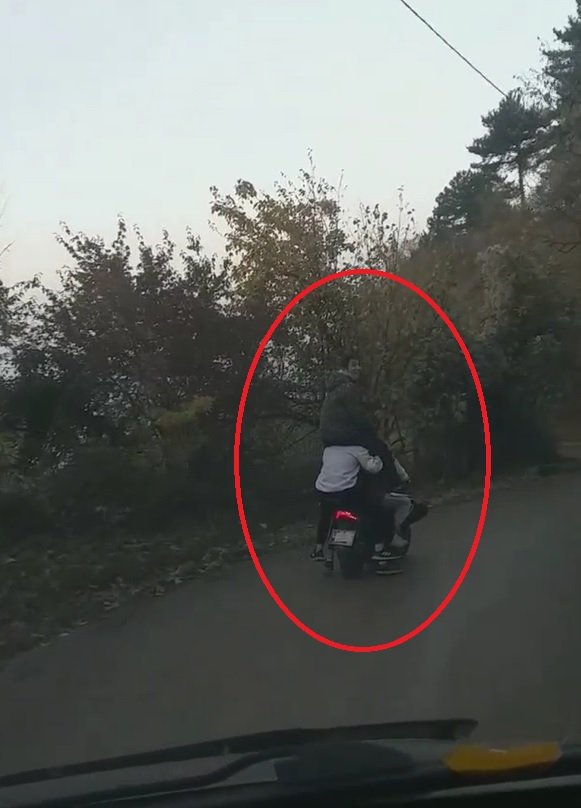 Bir motosiklette 5 gencin tehlikeli yolculuğu