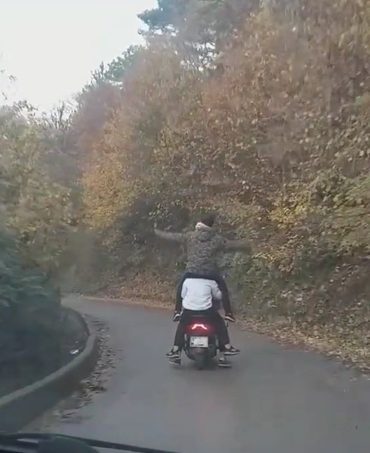 Bir motosiklette 5 gencin tehlikeli yolculuğu