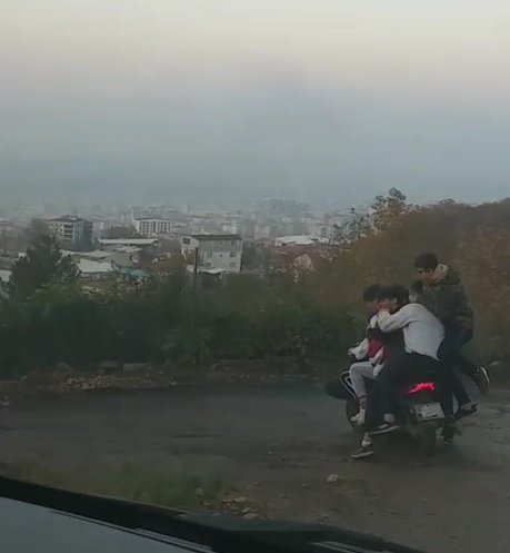 Bir motosiklette 5 gencin tehlikeli yolculuğu