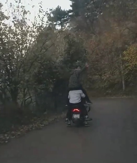 Bir motosiklette 5 gencin tehlikeli yolculuğu