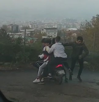 Bir motosiklette 5 gencin tehlikeli yolculuğu
