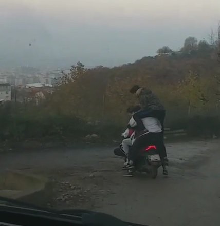 Bir motosiklette 5 gencin tehlikeli yolculuğu