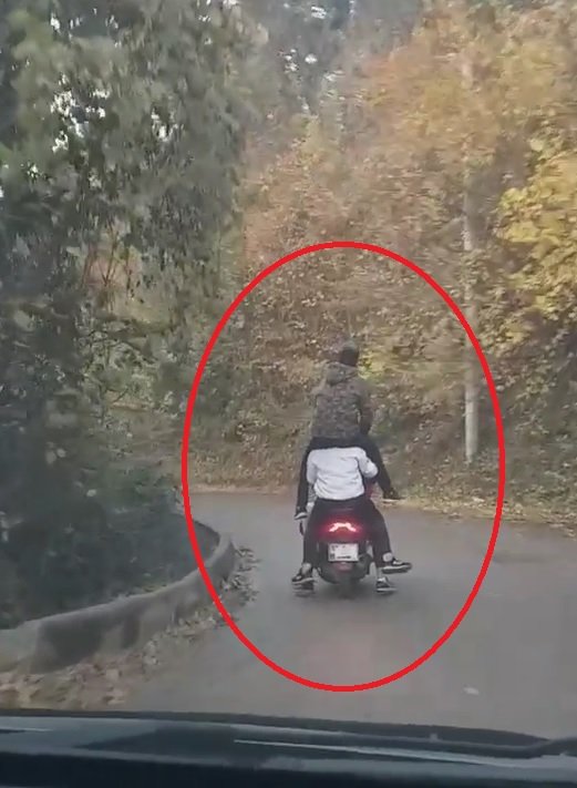 Bir motosiklette 5 gencin tehlikeli yolculuğu
