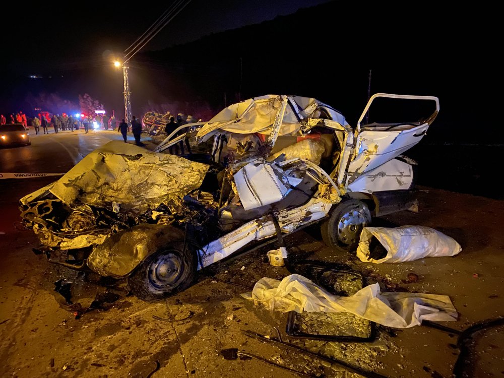 Freni boşalan vincin çarptığı otomobildeki anne ve oğlu öldü, 1 kişi yaralandı