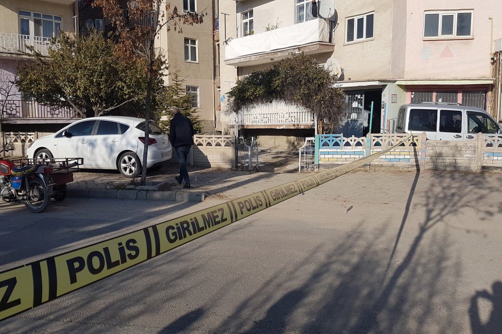 İNANILMAZ OLAY! Sosyal medya üzerinden tartıştığı kadını iş yerine çağırdı