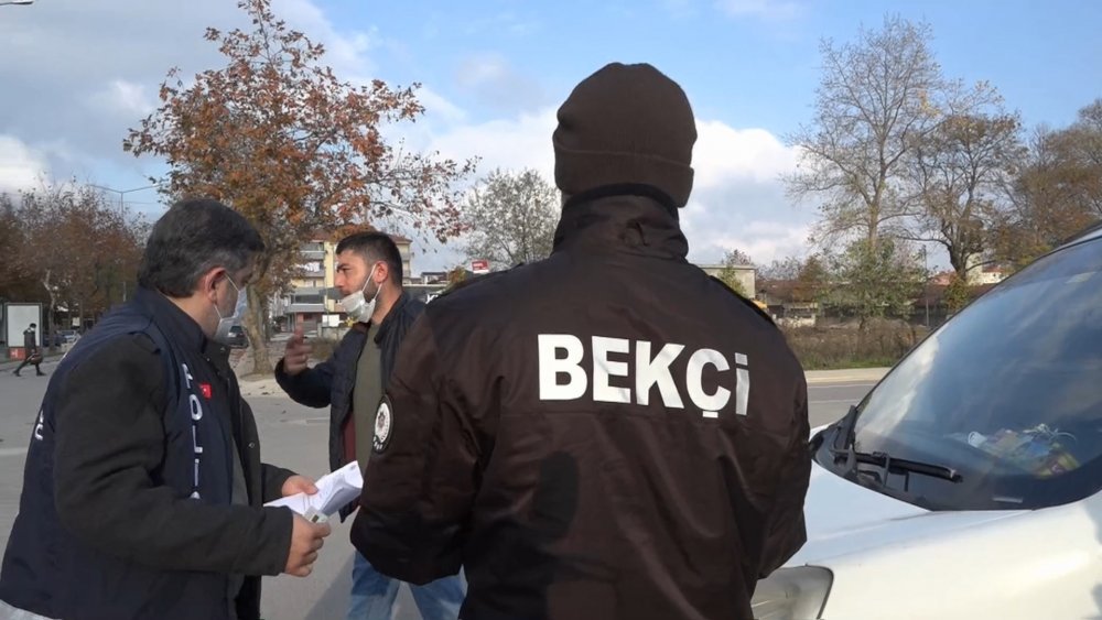 Maskesiz, sigara içerken polislerin önünden geçince cezayı yedi