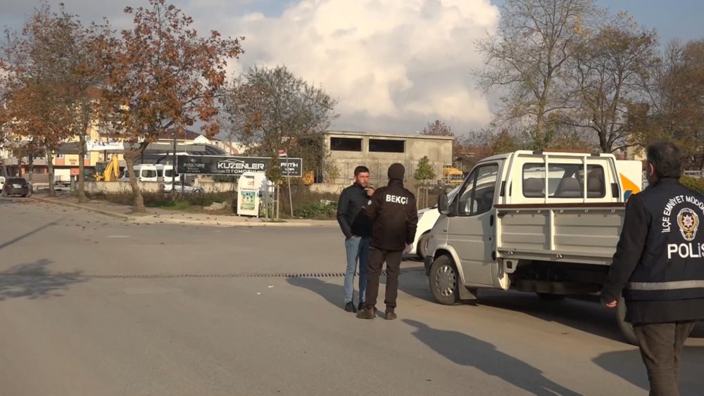 Maskesiz, sigara içerken polislerin önünden geçince cezayı yedi