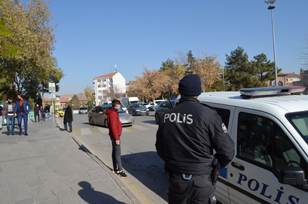 Test sonucu pozitif çıkan genç, sokakta polis çemberine alınıp karantinaya götürüldü